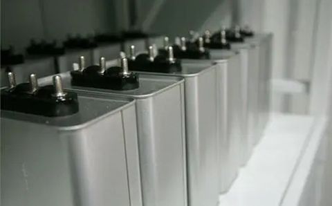 哪些因素影響電力電容器的容量？