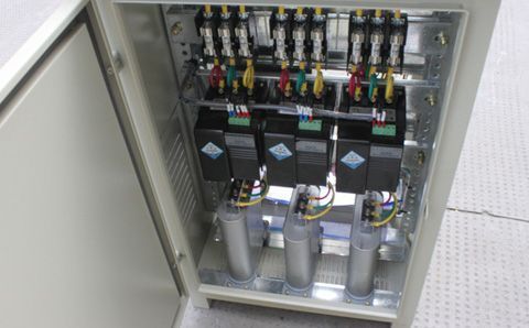 如何快速識(shí)別電容器組中有故障的低壓電容器？